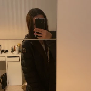 Svart dunjacka från Parajumpers - Säljer en snygg och varm svart dunjacka från Parajumpers. Jackan har en dragkedja framtill och en praktisk huva. Perfekt för kyliga höst- och vinterdagar. Den är i mycket bra skick och passar perfekt för både vardag och utomhusaktiviteter. Vid snabb affär kan pris diskuteras 🥰