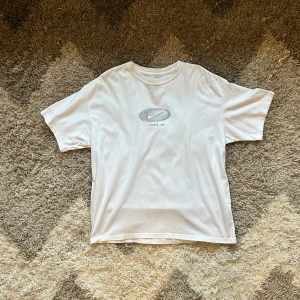 Vit t-shirt från Nike SB - Säljer en vit t-shirt från Nike SB i storlek L. Den är gjord av 100% bomull och har en enkel design med Nike-loggan på framsidan. Perfekt för en avslappnad stil eller skate-session. T-shirten är i bra skick!