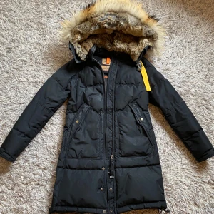  Parajumper jacka - Säljer nu min Parajumper jacka i modellen long bear som är så gott som ny då den är väldigt sparsamt använd. Storlek xxs men sitter som en xs. Ord pris 9999kr Går ner i pris endast vid snabb affär❤️