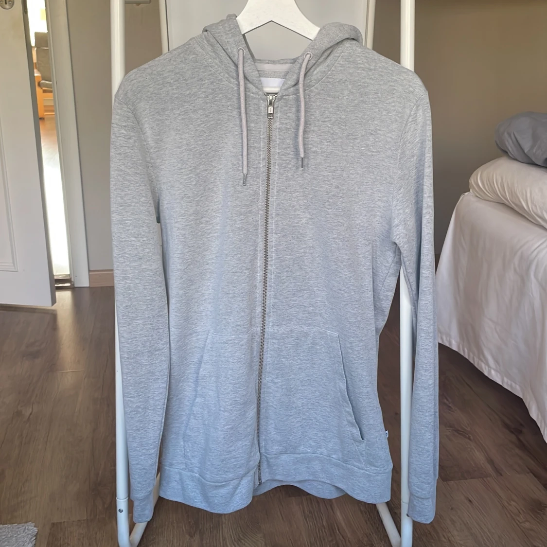 Grå hoodie från Samsøe Samsøe använd fåtal gånger strl S passar S-M, skick 9/10 600kr