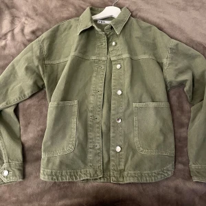 Jeans jacka  - Jeans jacka från zara! Endast använd 1 gång💗