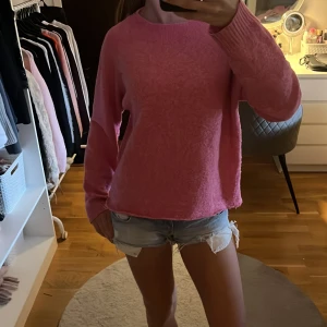 Rosa stickad tröja  - Super fin rosa stickad tröja från vero Moda i storlek L men har klippt den längst ner så den sitter som en s💗 lite nopprig men bra skick fortfarande ganska  mjuk💓