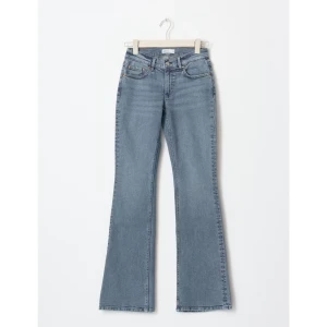 Low waist Gina jeans - Säljer detta paret jeans som är Low waisted flared jeans. De är helt oanvända och har inga defekter. Nypris 499 säljer för 400💗Skeiv för fler frågor!!!