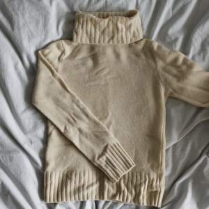 Säljer en supermysig beige polotröja från Filippa K i mycket bra skick. Den är stickad och har långa ärmar med ribbade muddar. Perfekt för höst och vinter när du vill hålla dig varm och stilren. Passar både till vardags och lite finare tillfällen. 🧶✨