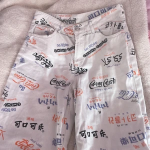 Coca-Cola Jens  - Säljer dessa otroligt cool Cocoa Cola Jeans från H&M, använda men i bra skick och har inga hål eller fläckar.