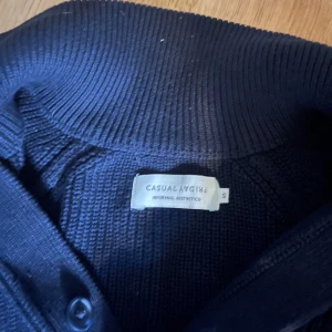 Snygg tröja för vintern, från casual friday  - Väldigt bra skick inte använd, säljer på grund av att den var för stor. Den är stor i storleken.