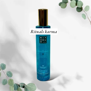 Rituals The Ritual of Karma Hair & Body Mist - Säljer en fräsch och upplyftande hår- och kroppsspray från Rituals, The Ritual of Karma. Den har en härlig doft av lotusblomma och vit te. Flaskan är turkos med en elegant guldig kork och innehåller 50 ml. Perfekt för att ge en boost till både hår och kropp med sin hydra-boost complex. Sprayad 2-3ggr (se sista bilden jämfört med en helt ny) Nypris 239:-