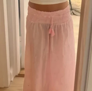 Ljusrosa långkjol med knytband - Superfin ljusrosa långkjol i ett lätt och luftigt material, perfekt för sommar/semester💞 bilderna är lånade från förra ägaren🎀