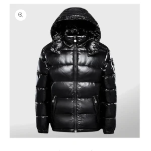 Pufferjacka - Jag köpte denna jacka för några veckor sedan, sidan jag köpte den på heter ”linna boutique”. Jag gillar inte hur jackan sitter o skulle mer säga att den är som en lite tunnare jacka. Köptes för 800, säljs för 250 men går att påverka vid snabb affär.