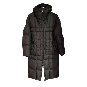 Svart dunjacka från Tiger of Sweden - Svart dunjacka med huva. Jackan har en dragkedja framtill och fickor på sidorna.  Kenny coat Tiger of Sweden   • Relaxed fit  • Mid calf length  • Two-way zip closure at front  • Two padded and quilted front double pockets, with concealed zips for bottom section  • One inside welt pocket   Size 32 but also suitable for those with sizes 34 and 36  Very good condition