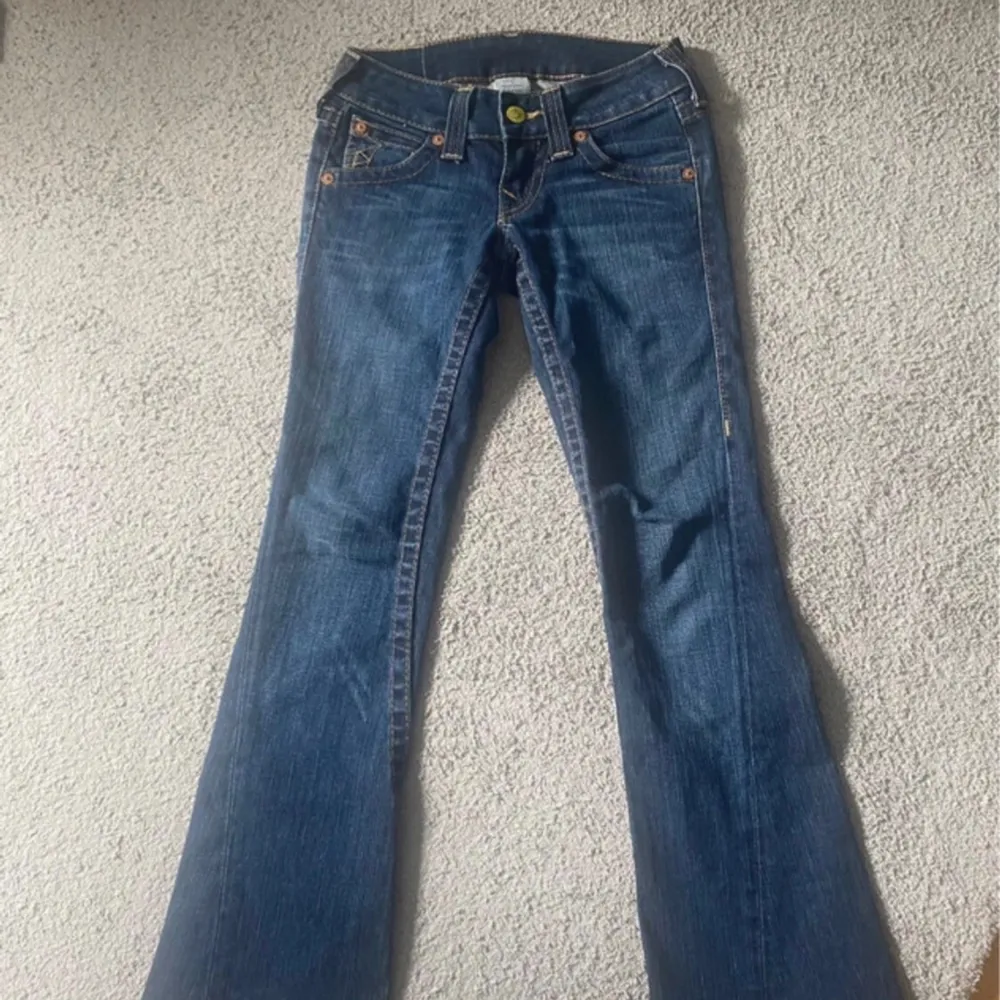 Säljer lågmidjade true religion jeans med midjemått 37, och innerbenslängden 72❤️ hör av dig om du har frågor. Är storlek w23, eller xxs-xs.. Jeans & Byxor.