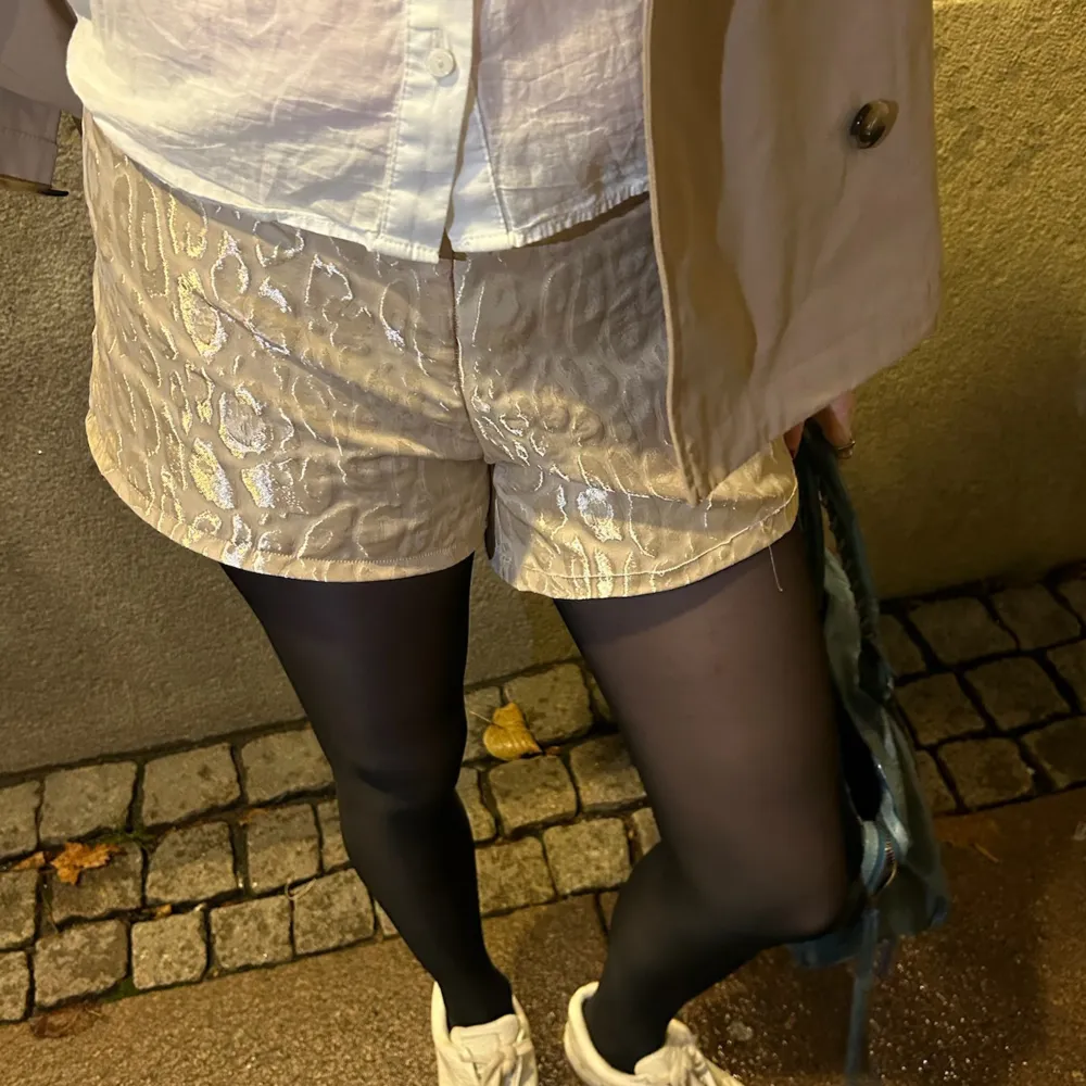 Superfina leopard shorts đđđžmed dragkedja och resĂ„r. GĂ„r att köpa pĂ„ legeance.seđ. Shortsit.