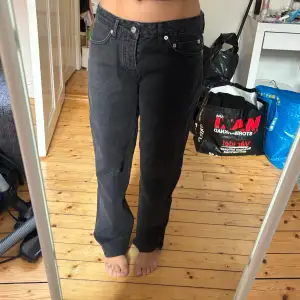 Lågmidjade jeans från lager 157. Storlek S. De är även uppsydda, passar mig som är 160cm lång.