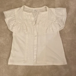 Söt blus från zara - Super fin blus från zara! Den är i storlek 140 men skulle säga xs. Jätte bra skick