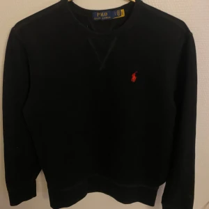 Ralph Lauren Sweatshirt - Säljer min killes Ralph Lauren sweatshirt då den är för liten för honom. Svart i stl S.🤍 Passar bra till alla olika evenemang. Pris kan diskuteras vid snabb affär. Original pris-2100kr  Mitt pris-850kr👼🤍