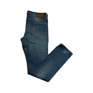 Tommy Hilfiger jeans - Tommy Hilfiger jeans med riktigt sköna slitningar.  Storlek 30/32