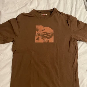 Fet Jordan T-shirt - Snygg brun Jordan T-shirt i bra skick