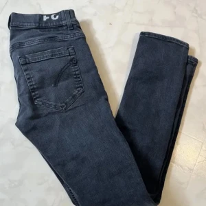 Dondup Jeans  - Säljer ett par otroligt snygga Dondup jeans i storlek 31. Perfekta för vardagsbruk och kan matchas med det mesta i garderoben.