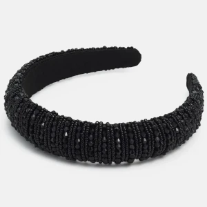 Svart diadem med pärlor - Snyggt svart diadem med massor av glittrande pärlor. Perfekt för att ge en extra touch till din outfit, oavsett om det är för fest eller vardag. Diademet har en bekväm passform och är lätt att bära hela dagen. Ett måste för alla som älskar att sticka ut med stil! Nypris är 399kr.