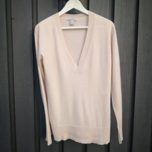 Tröja i 100 % kashmir från HM Premium Quality  - Beige Kashmir Tröja i 100%fin kashmir från HM Premium Quality. Nypris 1500 kr. Mycket fint skick. Slits i sidor och på ärmar. Köparen står för fraktkostnaden. 