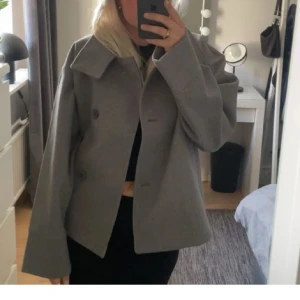 Grå kappa - Säljer denna fina kappan som är perfekt nu till hösten. Sparsamt använd och inga tecken på användning. Som ny!!💕