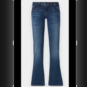 Valerie LTB jeans  - Säljer ett par snygga blå bootcut jeans i bra skick. De har en klassisk femficksdesign och en bekväm passform. Perfekta för både vardag och fest! 🕺Använda fåtal gånger, kom privat för frågor!