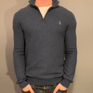 Ralph Lauren ”Pima Cotton” halfzip - Hej säljer nu min fina Ralph Lauren ”Pima Cotton” halfzip i storlek M. Den är i nyskick och kommer vara otroligt snygg i höst/vinter. Nypris cirka 2200kr! Vi kommer att sälja liknande produkter nu närmare vinter så glöm inte följa profilen!🌊🍾