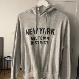 Hoodie - Ifrån lager 157. Bara använd nån gång så i fint skick✨