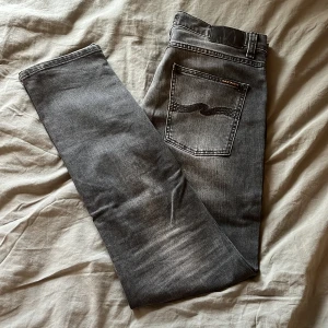 Nudie jeans - Nudie jeans i modellen Lean Dean. Färgen på jeansen är Mono Grey. Jätte sparsamt använda har dock inte kommit till användning då dem inte passar. Ser ut som nya. Kontakta vid frågor funderingar och prisförslag😊