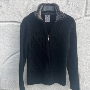 Schweizisk Ōguz Orme jacka - Perfekt nu till vintern då den Grovstickad ull delen är varm och kan bäras bara den och en T-shirt under kyligare dagar, samt harpälsen som värmer nacken. Gammal exklusiv Collection, Nypris 5499kr. Fråga gärna om mer bilde!😊