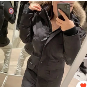 Canada goose victoria parka - LÅNEBILD!! säljer min fina canada goose jacka som köptes för 6000 och nu säljs för 5000, pris kan diskuteras!! Nypris är ca 9-11tusen kr och i nyskick. Perfekt för kalla vinterdagar och håller dig varm och stilren.