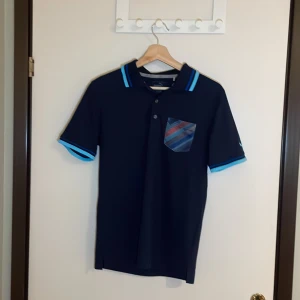 Stilren piqe från puma! - Piqen är i bra skick, storlek herr S! Snygg sommar piqe! Pris går alltid att förhalas.
