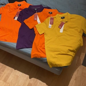 4 piqer i storlek M förutom den gula som är i storlek L  - Nyskick på alla med prislapp kvar! Säljer i paket pris eller styck. Pris diskuteras går, förhandlingsbart!