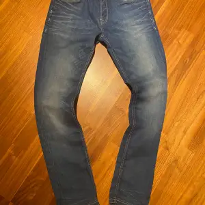 Säljer ett par klassiska blå jeans från jack and Jones i storlek 30/34. De har en snygg ”fade” look och är i mycket bra skick. Det är slim fit modellen heter Tim Pris kan diskuteras vid snabb affär 