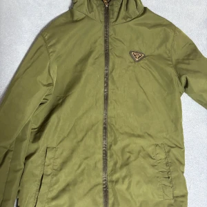 Prada jacka  - Prada jacka stl S  När jag köpte den av en grabb så sa han den var äkta men har inga ”typ” äkt bevis förutom qr koden 