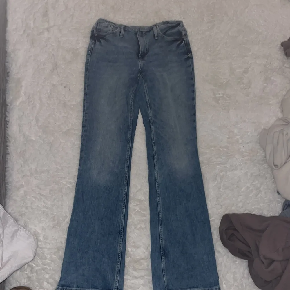 Säljer ett par klassiska blå bootcut jeans i bra skick. De har en snygg tvätt och är perfekta för både vardag och fest. Passar bra till en t-shirt eller en fin blus. Använda 3 ggr max . Jeans & Byxor.