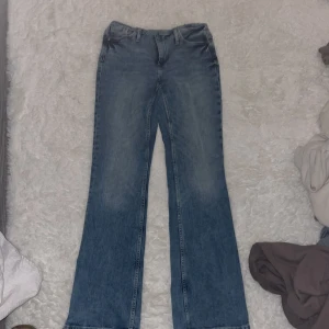 Blå bootcut jeans - Säljer ett par klassiska blå bootcut jeans i bra skick. De har en snygg tvätt och är perfekta för både vardag och fest. Passar bra till en t-shirt eller en fin blus. Använda 3 ggr max 