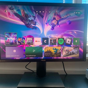 60 Hertz/fps monitor - Det är en 60 fps monitor som är ganska ny och ser helt ny ut. Den passar till dig som gillar att spela spel och behöver en ny monitor. Priset kan diskuteras men jag kommer inte gå ner så mycket med priset!