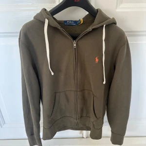 Ralph lauren tröja - Ralph lauren tröja med dragkedja i militärgrönt/kakhi i storlek S