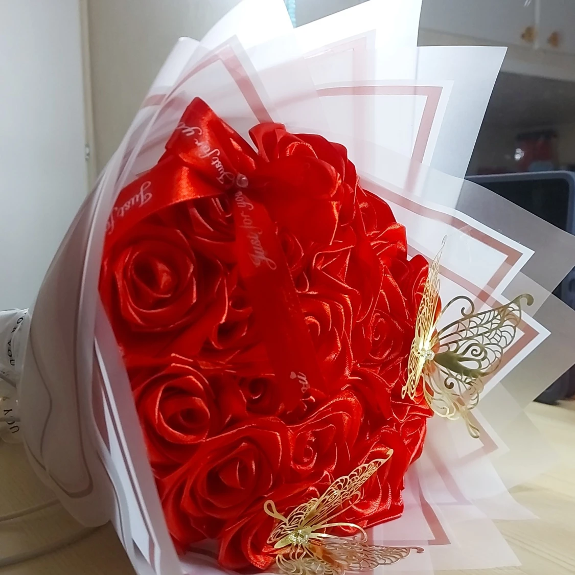 Röd rosformad bukett med fjärilsdetaljer - 90