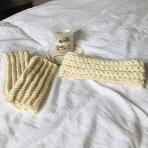 Handvirkade krämvita/beiga handledsvärmare & pannband - Säljer ett par supermysiga handvirkade handledsvärmare med matchande pannband.🤍 De är virkade i ett mjukt garn och ger ett fint ribbat mönster. Man kan på baksidan se vart pannbandet är ihopfäst. Perfekta inför hösten och vintern!🤍🍂🌨️                          •Egenvirkade💫                      •Mått:Omkrets pannband: Ca 50cm🪞 •Mått:Längd handledsvärmare: Ca 18cm  •Öppen för prisförslag!☕️