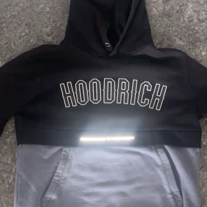 hoodrich tröja! - tjena säljer denna hoodie eftersom jag inte använder den längre, skick 8/10 för ett billigt och rimligt pris.