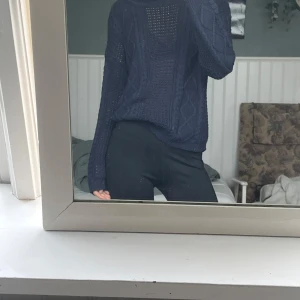 Mörkblå stickad tröja - Avklippt på längden! Passar mig som har xs men skulle säga att den är lite stor för mig så passar som en overzised då
