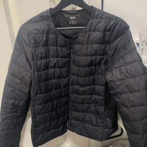 Uniqlo Svart jacka - Säljer min jacka nu från uniqlo för Jah änvänder den aldrig😊Inga konstig heter på jackan❤️