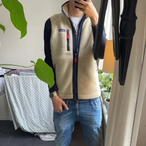 Patagonia väst - Säljer nu denna patagonia väst i nyskick, säljer då den inte kommer till användning längre.