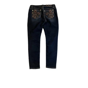 Low Waist Miss Me Y2K Jeans  - Yoo!! Säljer ett par miss me jeans😻 låg midjade size 30🥰🥰 perfekt condition och självklart äkta👀 skriv till mig ifall du har frågor🔴🔴