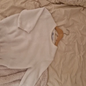 Stikad t-shert  - Supersnygg stikad t- shert perfeckt till hösten. Kommer bara inte till användning längre för mig .priset kan diskuteras 