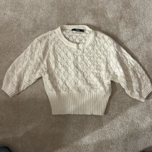Vit stickad tröja från Bik Bok - Säljer en superfin vit stickad tröja från Bik Bok i storlek M men sitter som Xs/Xxs. Den har ett snyggt mönster och trekvartsärmar, perfekt för både vår och höst. Tröjan är i bra skick och passar till det mesta. Säljer pga använder inte längre 💞