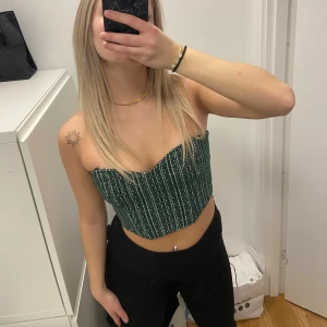 Bandeu topp - Jättefin bandeutopp som bara används en gång💗säljer för att den är lite liten🫶🏽skulle säga att den är mindre i storleken 