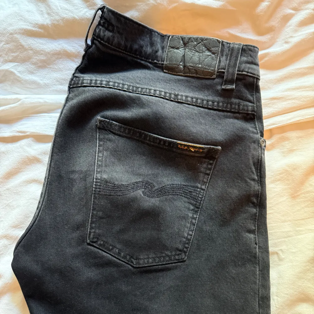 Nudie jeans, Grim Tim i storlek W33L32.  Skick 9/10. nypris 1600kr.  Hör av dig om du vill ha fler bilder!. Jeans & Byxor.